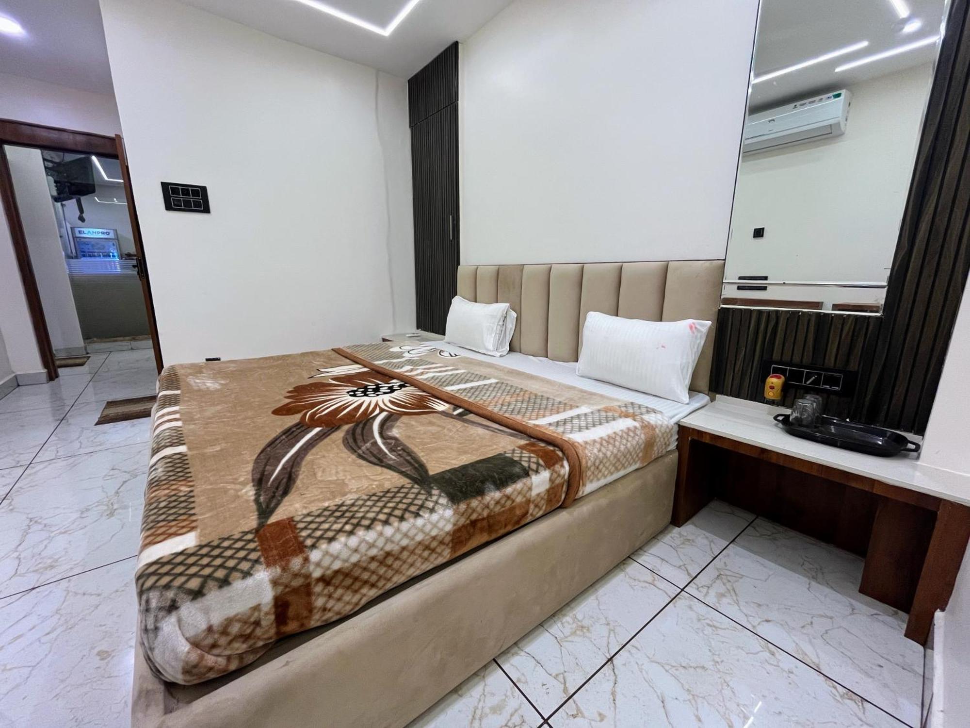 Hotel Anantshree Ujjain Ngoại thất bức ảnh
